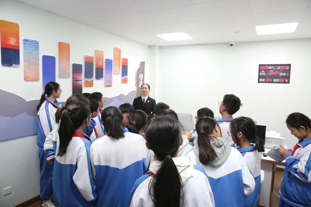 J檢察官現(xiàn)場開展以案說法.jpg
