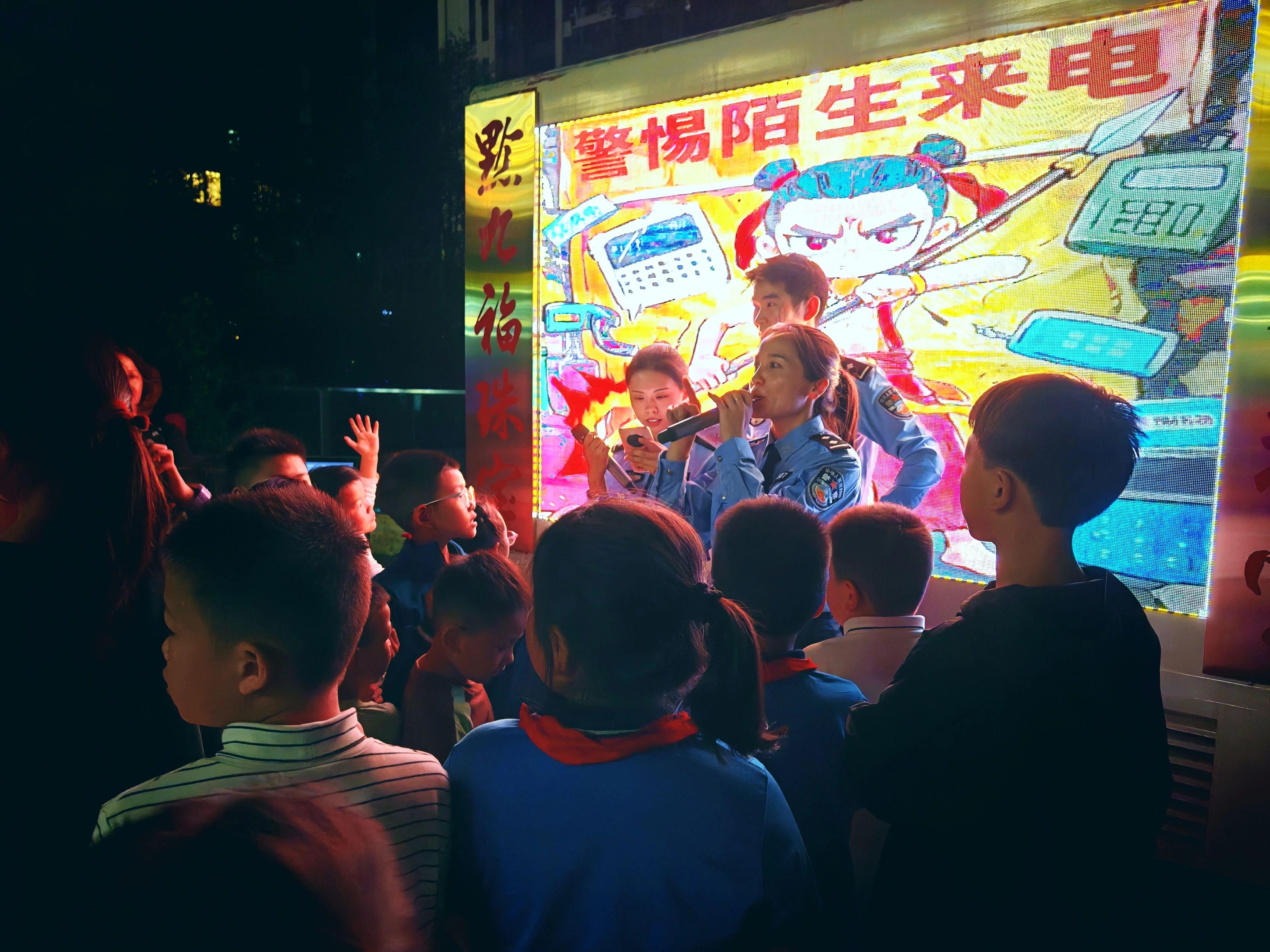 貴州福泉公安反詐宣傳出新招 小區(qū)廣場現(xiàn)亮點(diǎn)