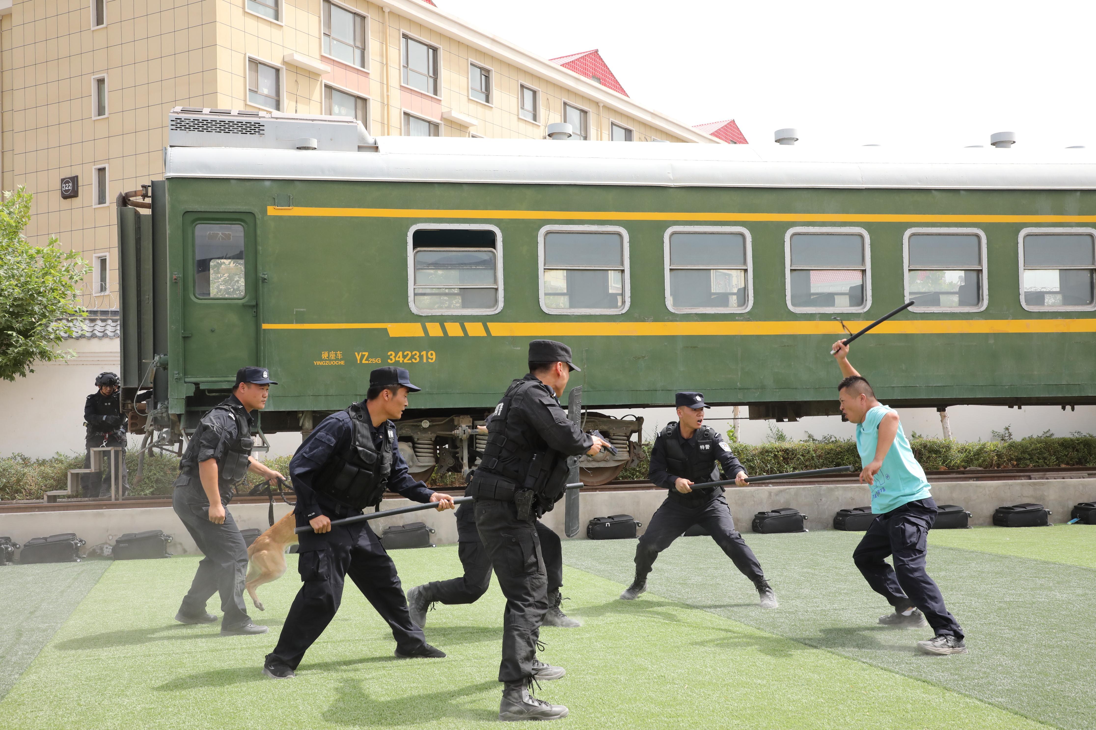 ??新疆庫爾勒：鐵路公安特警開展警犬實戰(zhàn)化演練