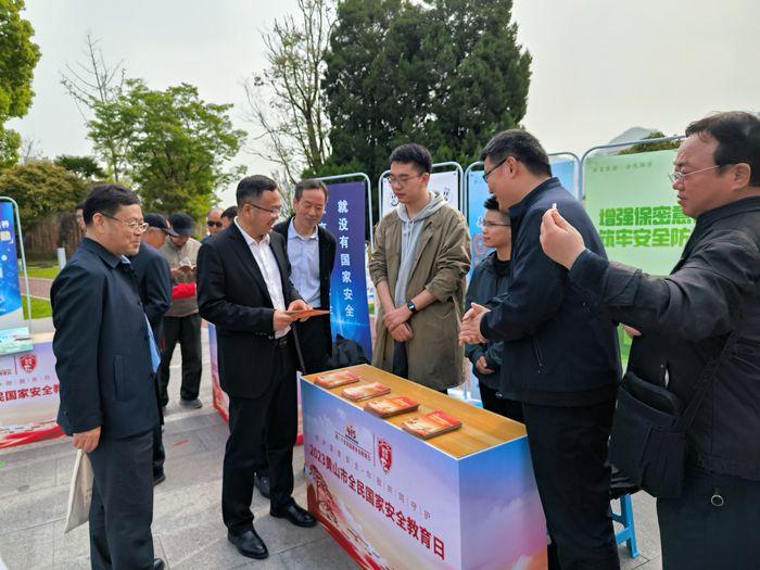 與會領(lǐng)導參觀全民國家安全教育日展臺。葉晨攝.jpg