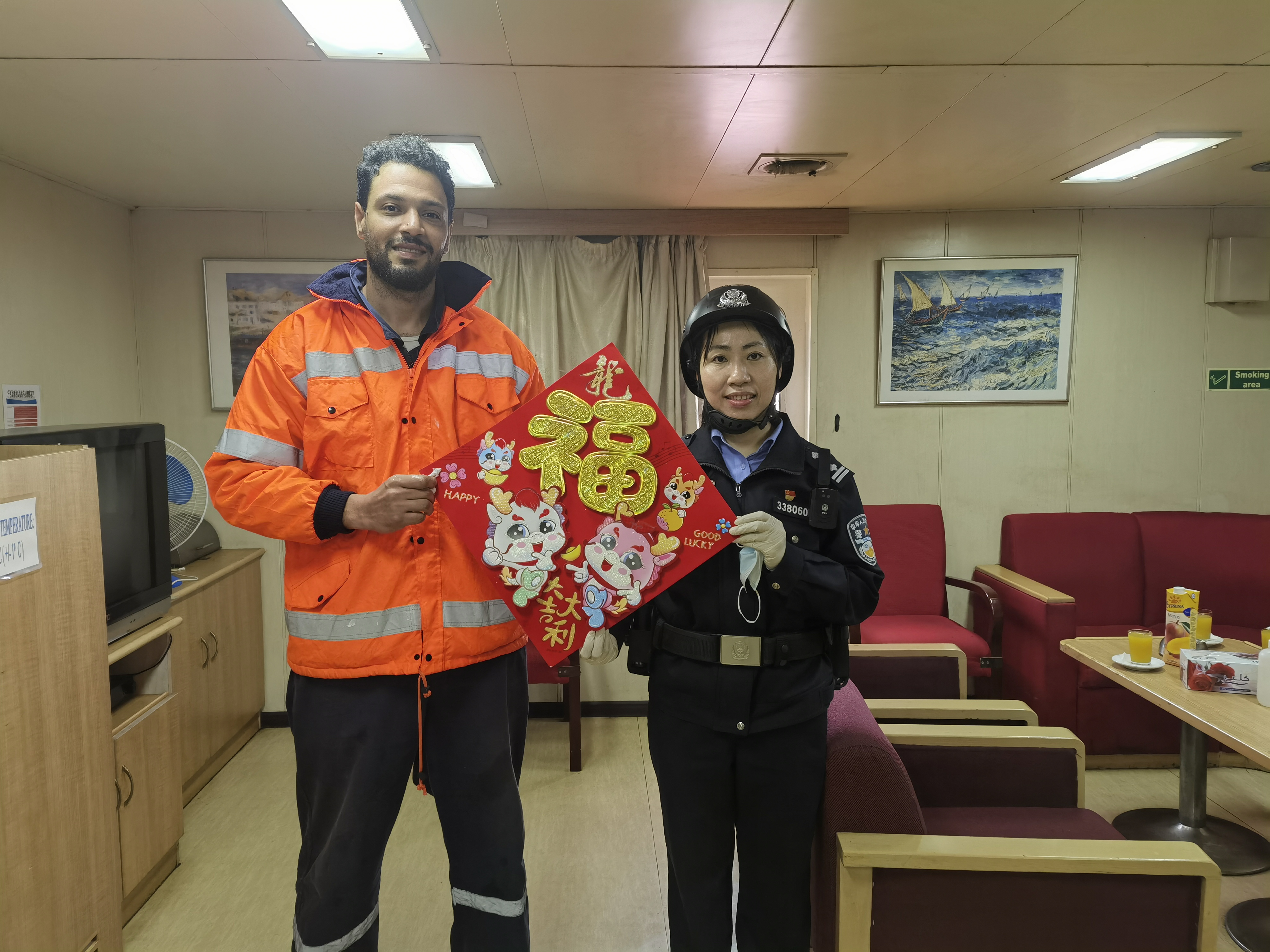 圖三為執(zhí)勤民警陳嬌外籍船舶為船員送祝福賀新春。.jpg