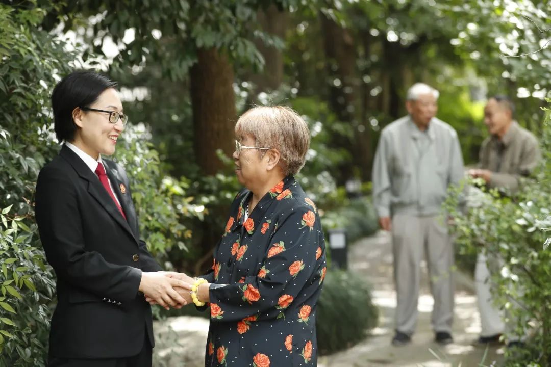 法官白云與當事人在一起。.jpg