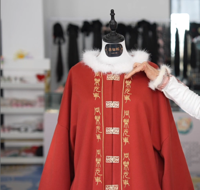 新春走基層 | 香味漢服、AI設(shè)計(jì)……漢服里的“黑科技”